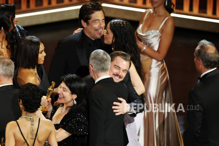 Leonardo DiCaprio (tengah kiri) dan Paul Thomas Anderson (tengah kanan) merayakan kemenangan Oscar untuk Film Terbaik 
