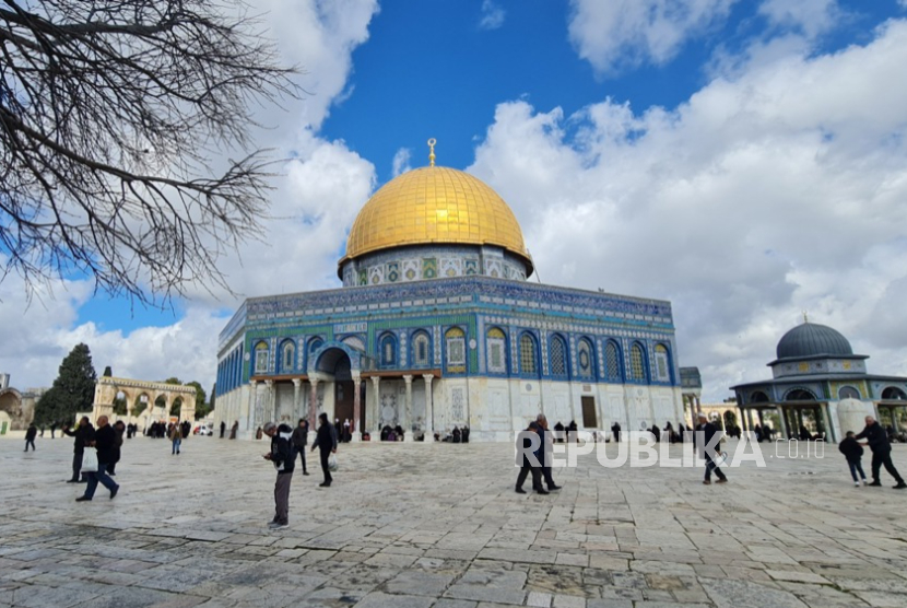 Jamaah Palestina berkumpul di kompleks Masjid Al-Aqsa untuk shalat Jumat kedua selama bulan suci Ramadhan, di Kota Tua Yerusalem, 27 Februari 2026.