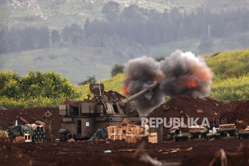Artileri Israel menembakkan peluru ke sasaran di Lebanon di dekat perbatasan Israel-Lebanon, 15 Maret 2026.