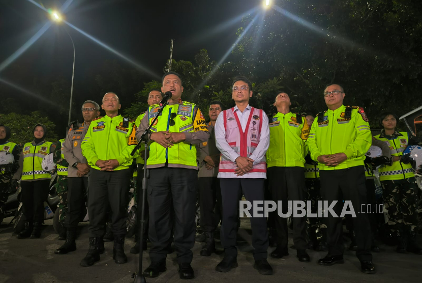 Kakorlantas Polri Irjen Pol Agus Suryonugroho gave a press statement accompanied by the West Java Police at the rest area KM 57 Jakarta-Cikampek, Monday (16/3/2026) evening. Also present were Jabar Police Chief Irgen Pol Rudi Setiawan, Dirgakkum Korlantas Police Brigjen Pol Faizal, and a number of police officers.
