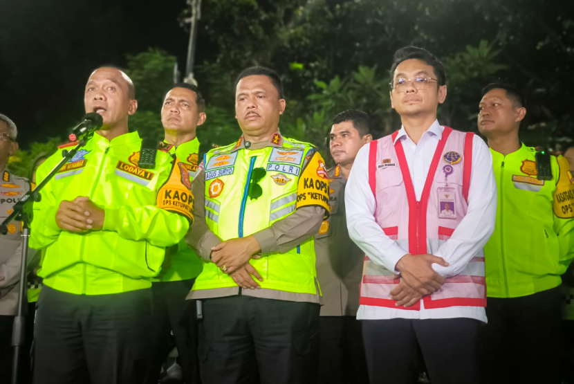 Kakorlantas Polri Irjen Pol Agus Suryonugroho didampingi jajaran Polda Jawa Barat memberikan keterangan pers di rest area KM 57 Jakarta-Cikampek, pada Senin (16/3/2026) malam WIB. Turut hadir Kapolda Jabar Irjen Pol Rudi Setiawan, Dirgakkum Korlantas Polri, Brigjen Pol Faizal, dan sebagainya.