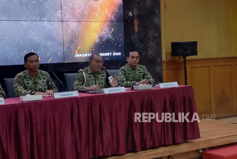 Danpuspom TNI Mayjen Yusri Nuryanto (dua dari kanan) memberikan keterangan terkait kasus penyiraman air keras terhadap aktivis Kontras Andrie Yunus, saat konferensi pers di Mabes TNI, Cilangkap, Jakarta Timur, Rabu (18/3/2026).