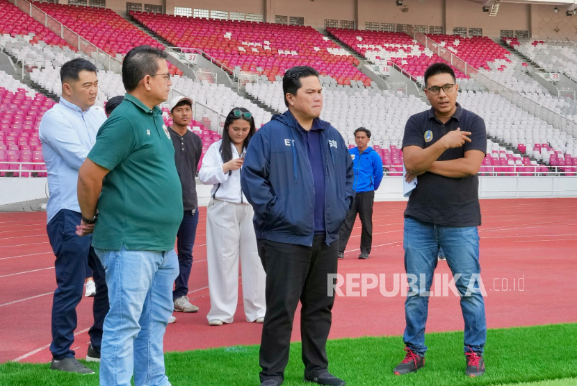 Menpora Erick Thohir (kedua kanan) meninjau Stadion Utama Gelora Bung Karno, Rabu (18/3/2026).
