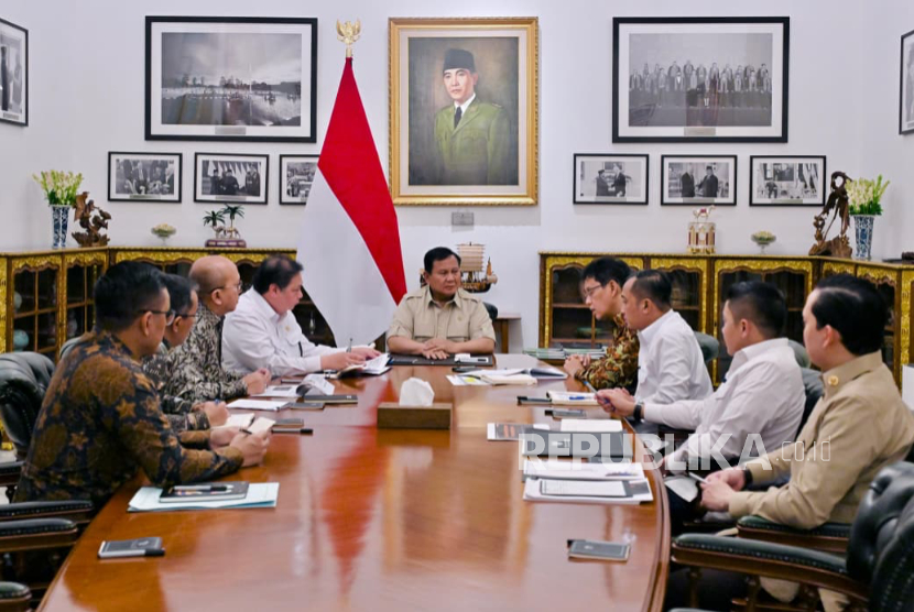 Presiden Prabowo Subianto bersama sejumlah menteri membahas penghematan dan menjaga defisit APBN 3 persen di Istana Kepresidenan Jakarta, Kamis (19/3/2026).