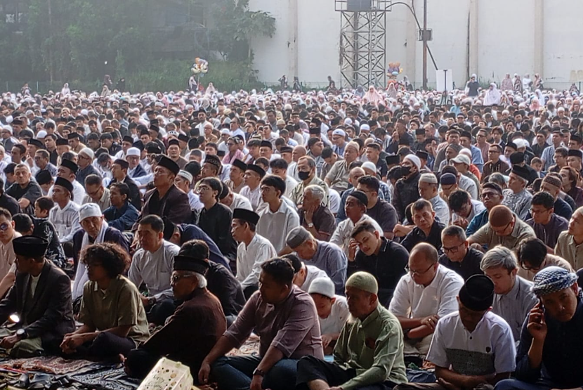 Ribuan jamaah Muhammadiyah melaksanakan sholat Idul Fitri 1447 Hijriah di Lapangan Lodaya, Jalan Lodaya, Kota Bandung, Jumat (20/3/2026) pagi. 