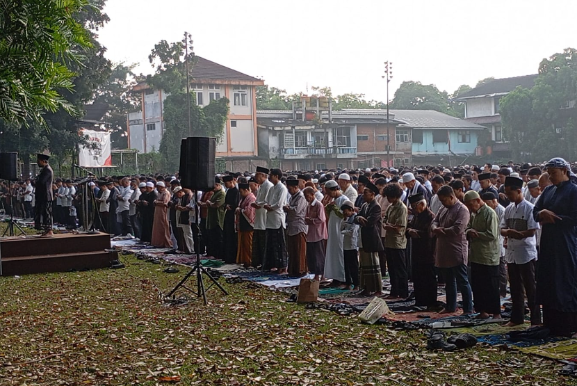 Ribuan jamaah Muhammadiyah melaksanakan sholat Idul Fitri 1447 Hijriah di Lapangan Lodaya, Jalan Lodaya, Kota Bandung, Jumat (20/3/2026) pagi. 