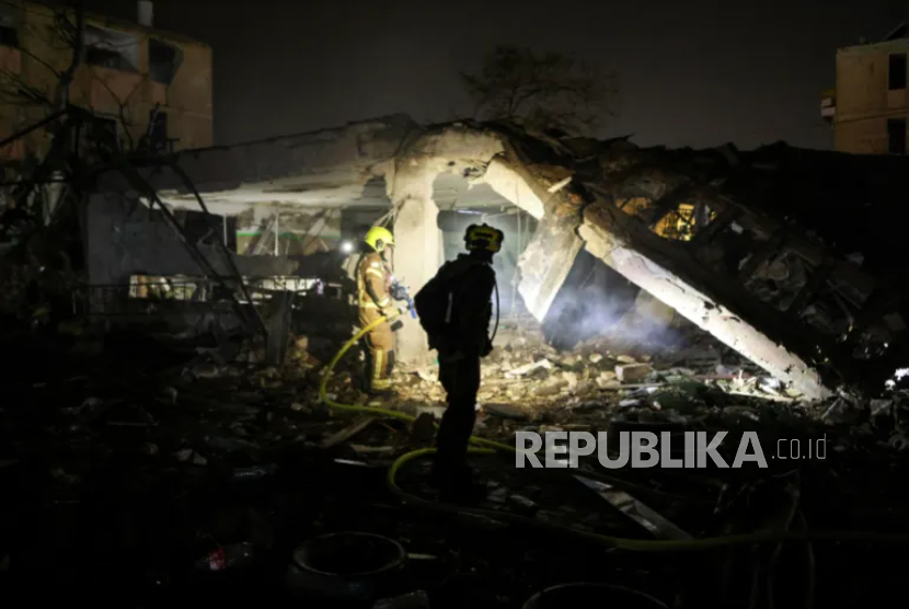 Kerusakan akibat serangan balasan Iran ke Kota Dimona, lokasi fasilitas nuklir Israel, Sabtu (21/3/2026) malam 