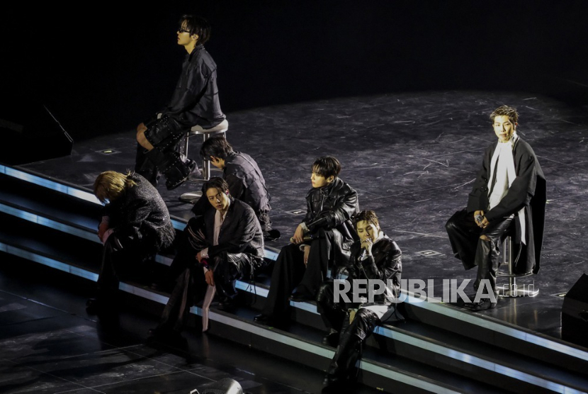 Grup K-pop BTS tampil selama konser BTS THE COMEBACK LIVE | ARIRANG di pusat kota Seoul, Korea Selatan, 21 Maret 2026.  