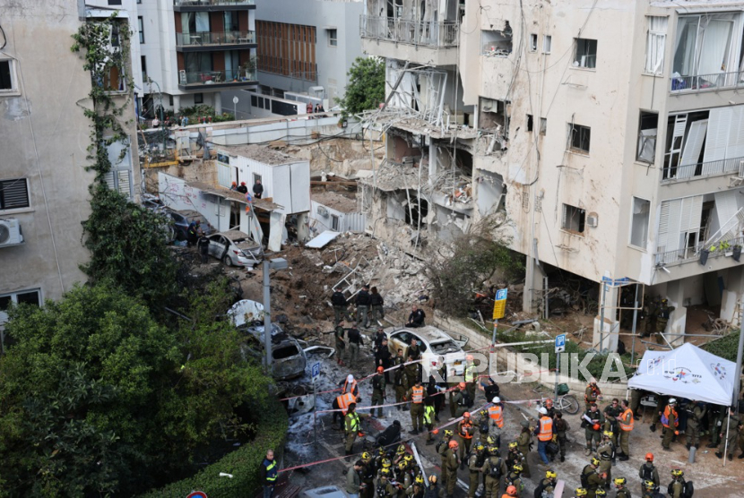 Tim darurat Israel bekerja di lokasi serangan rudal Iran di daerah perumahan di Tel Aviv, Israel, 24 Maret 2026.