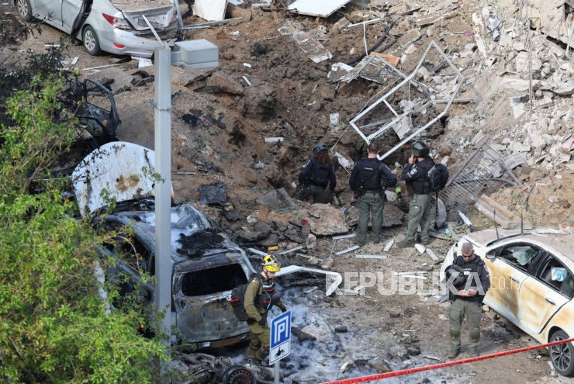 Tim darurat Israel bekerja di lokasi serangan rudal Iran di daerah perumahan di Tel Aviv, Israel, 24 Maret 2026.