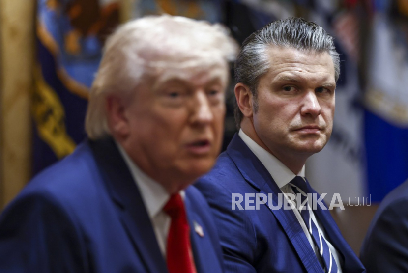 Presiden AS Donald Trump (tengah), bersama Menteri Pertahanan Pete Hegseth (kanan), saat rapat kabinet di Ruang Kabinet Gedung Putih di Washington, DC, 26 Maret 2026. 