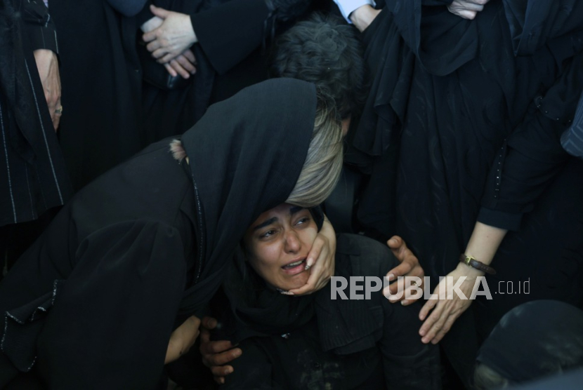 Warga Iran berduka saat pemakaman korban serangan Israel dan AS, di pemakaman Behesht Zahra di selatan Teheran, Iran, 26 Maret 2026.