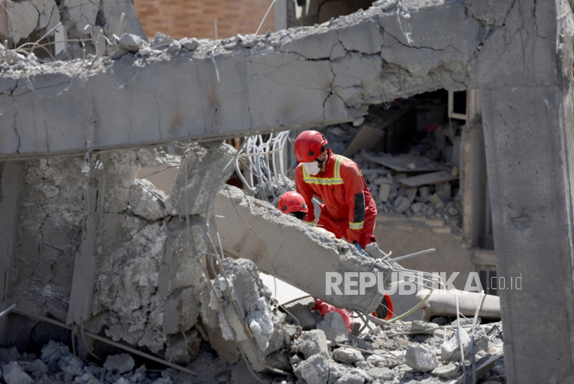 Petugas pemadam kebakaran Iran bekerja di sebuah bangunan tempat tinggal yang rusak di Teheran selatan, Iran, 27 Maret 2026. Operasi militer gabungan Israel dan AS terus menargetkan beberapa lokasi di Iran sejak dini hari tanggal 28 Februari 2026. 