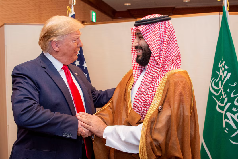 Putra Mahkota Arab Saudi Muhammad bin Salman berjabat tangan dengan Presiden AS Donald Trump, pada KTT para pemimpin G20 di Osaka, Jepang, 29 Juni 2019.