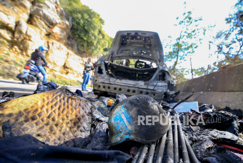 Helm jurnalis dari puing-puing kendaraan yang dibom Israel di Lebanon pada Sabtu (28/3/2026). Jurnalis  Ali Shoheib serta Fatima Ftouni dan saudaranya Muhammad Ftouni syahid dalam serangan itu.