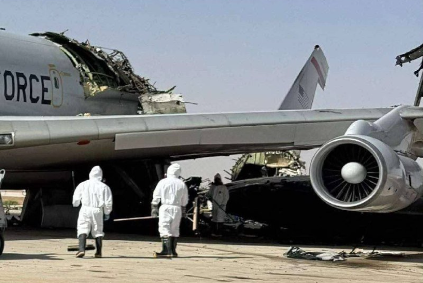 Foto kehancuran Boeing E-3 Sentry, pesawat terpenting milik Angkatan Udara AS, akibat serangan Iran ke pangkalan Pangeran Sultan di Saudi, Jumat (27/3/2026).
