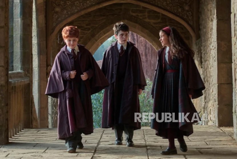 Serial Harry Potter yang tayang di HBO. Penulis dan pencipta semesta Harry Potter, JK Rowling, turut menanggapi tampilan perdana dari serial Harry Potter yang akan tayang di HBO. 