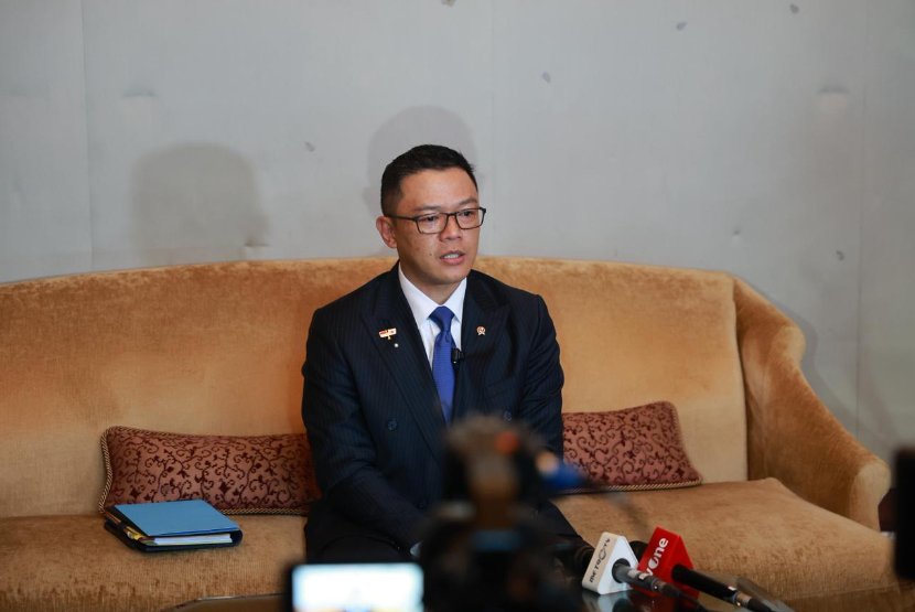 Menteri Luar Negeri RI Sugiono saat menyampaikan pernyataan terkait gugurnya TNI di Lebanon dalam konferensi pers di Tokyo, Senin (30/3/2026).