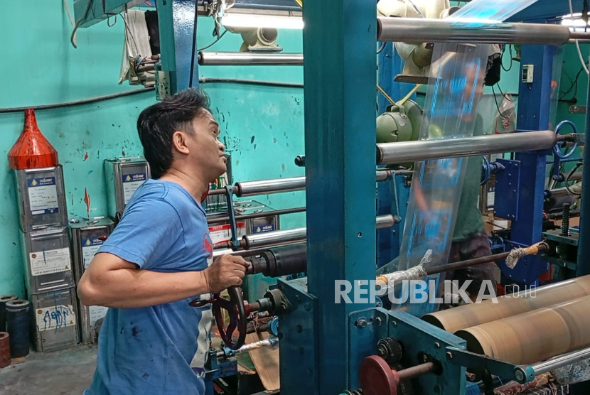 Pelaku usaha plastik di Kota Bandung mengeluhkan harga bahan baku biji plastik yang mengalami kenaikan dua kali lipat imbas perang Iran-Amerika, Selasa (31/3/2026).