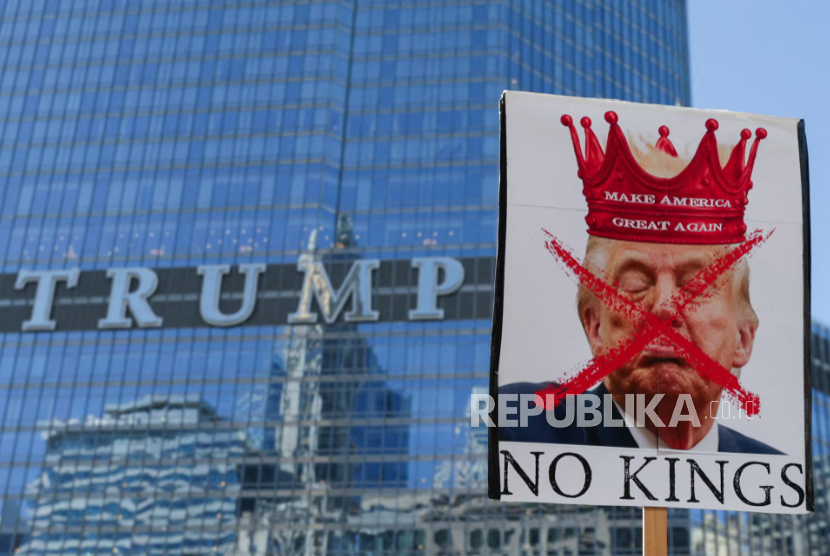 Pengunjuk rasa membawa spanduk anti-Presiden AS Donald J Trump dalam aksi No King di Chicago, Illinois, Sabtu (28/3/2026).
