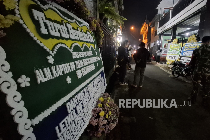 Karangan bunga dan pelayat berdatangan ke rumah duka Kapten Inf Zulmi Aditya Iskandar di Kampung Cikendal, RT 01/04, Kelurahan Cipageran, Kecamatan Cimahi Utara, Kota Cimahi, Selasa (31/3/2026) 