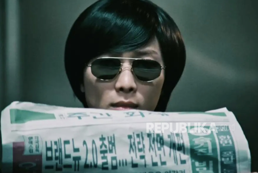 RM BTS dalam video klip 2.0. Ibu aktor Park Seo-joon mengira RM adalah anaknya.