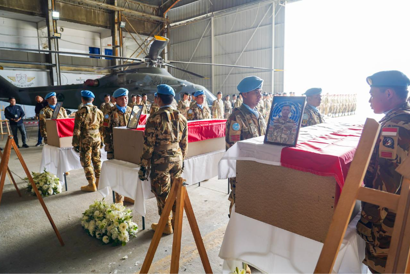 Upacara pelepasan dan pemberian bintang jasa personel TNI yang gugur saat menjalankan tugas sebagai pasukan penjaga perdamaian PBB di Lebanon Selatan, Kamis (2/3/2026.