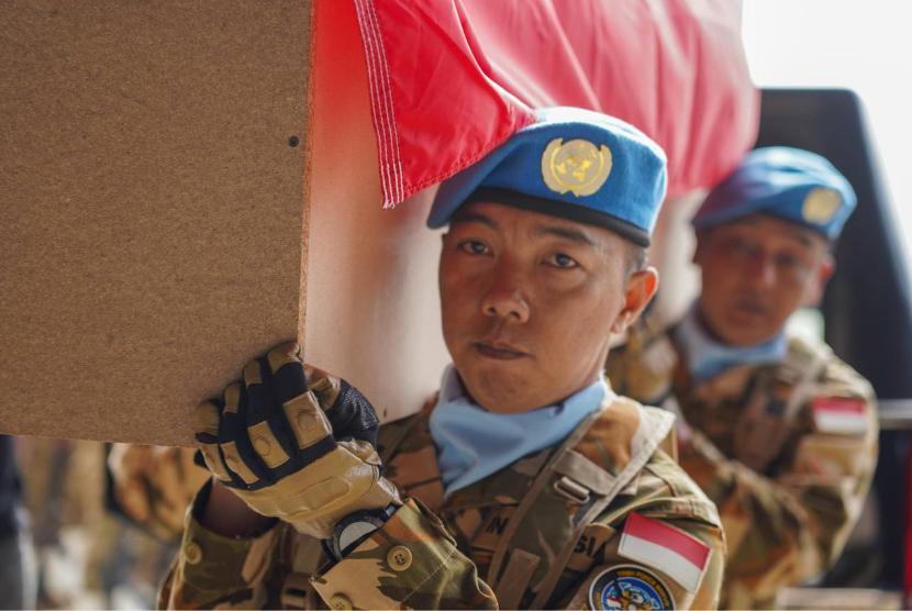 Upacara pelepasan dan pemberian bintang jasa personel TNI yang gugur saat menjalankan tugas sebagai pasukan penjaga perdamaian PBB di Lebanon Selatan, Kamis (2/3/2026.