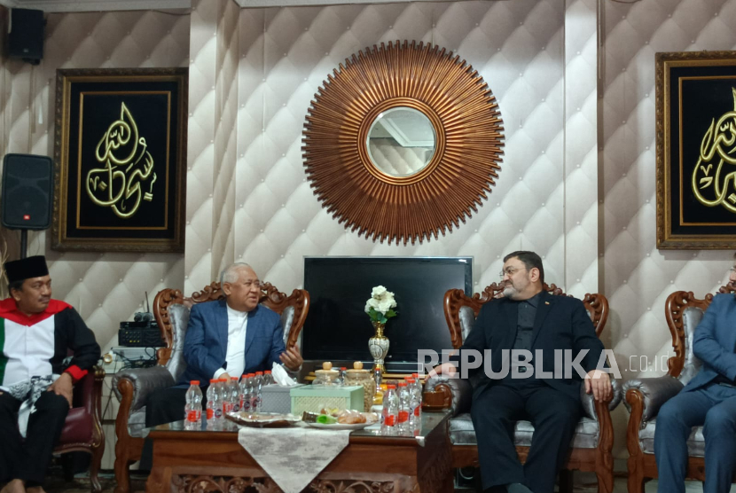 Duta Besar Republik Islam Iran untuk Indonesia Mohammad Boroujerdi saat menghadiri pertemuan dengan sejumlah tokoh Islam yang digelar Prof M Din Syamsuddin di kawasan Pondok Labu, Jakarta Selatan, Jumat (3/4/2026).