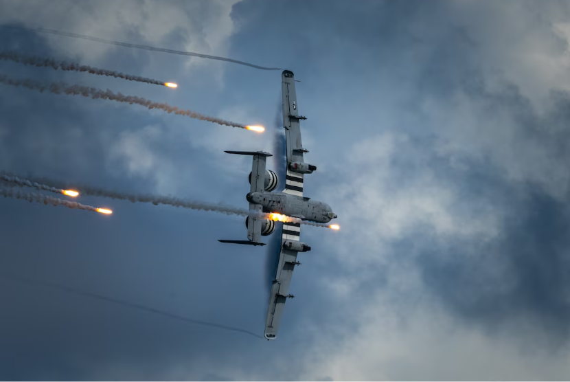 Pesawat A-10 Thunderbolt II Angkatan Udara AS terbang di atas wilayah tanggung jawab Komando Pusat AS Juni 2020. Jenis pesawat ini ditembak jatuh militer Iran pada Jumat (3/4/2026).