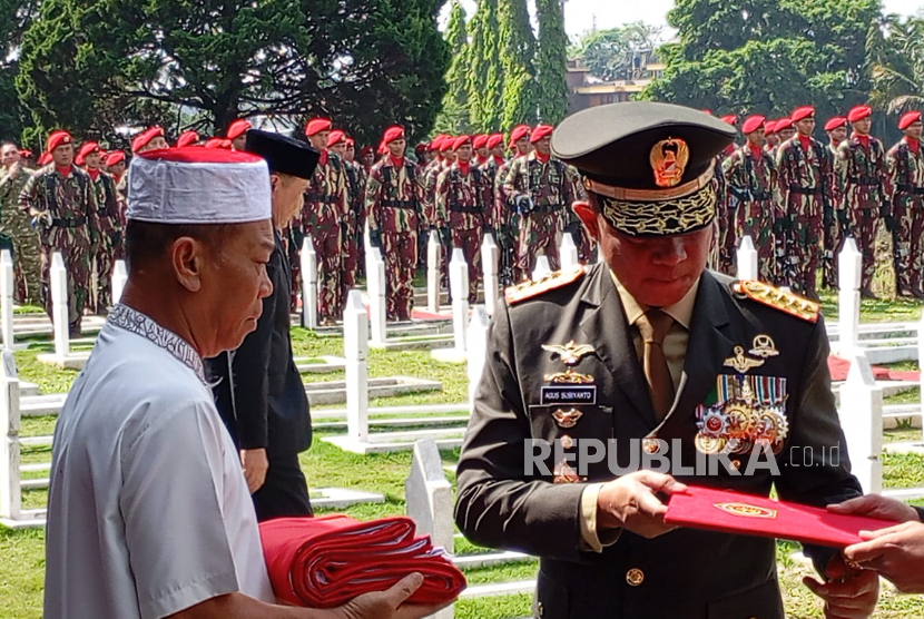 Panglima TNI Jenderal TNI Agus Subiyanto memberikan keterangan pers seusai pemakaman Mayor Infanteri Anumerta Zulmi Aditya Iskandar di TMP Cikutra, Kota Bandung, Ahad (5/4/2026).