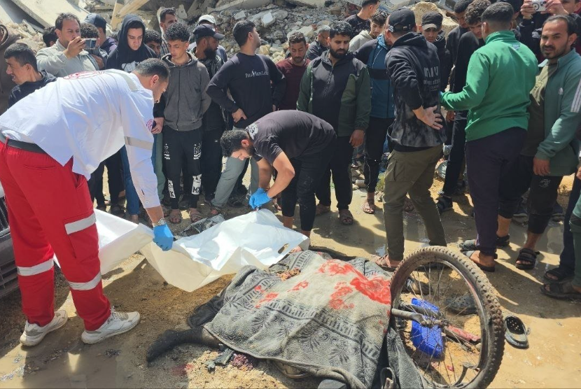Warga Palestina syahid dan seorang anak terluka parah setelah pesawat tempur Israel menembak pengendara sepeda motor di lingkungan Sheikh Radwan, Kota Gaza, Senin (6/4/2026).