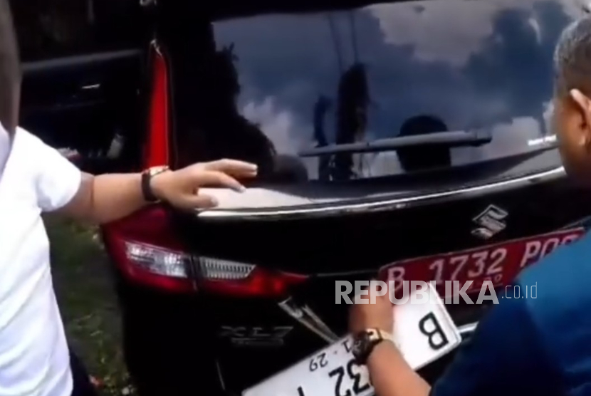 Mobil dinas Pemprov DKI Jakarta berpelat merah diganti sopir menjadi pelat putih dihentikan polisi di Puncak, Kabupaten Bogor.