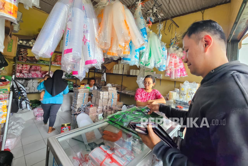 Harga Produk Plastik Naik 2 Kali Lipat, Pedagang dan Pelaku UMKM Tercekik