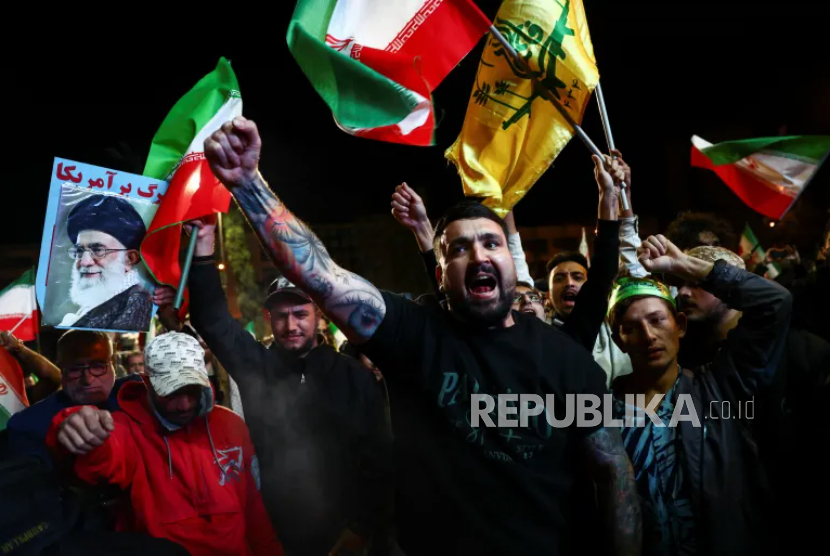 Warga berkumpul di Teheran,ketika tersiar kabar tentang gencatan senjata dua minggu dalam perang AS-Israel melawan Iran, Rabu (8/4/2026).