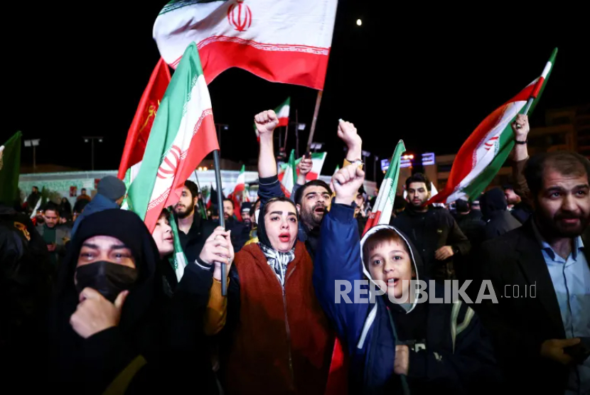 Warga berkumpul di Teheran,ketika tersiar kabar tentang gencatan senjata dua minggu dalam perang AS-Israel melawan Iran, Rabu (8/4/2026).