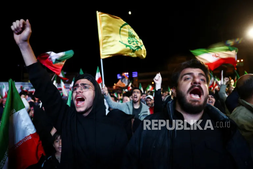 Warga berkumpul di Teheran,ketika tersiar kabar tentang gencatan senjata dua minggu dalam perang AS-Israel melawan Iran, Rabu (8/4/2026).