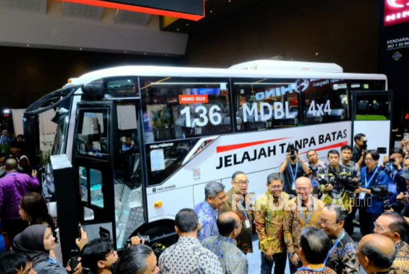 Hino Luncurkan Bus 4x4 di GIICOMVEC 2026, Siap Lahap Medan Berat dan Ekstrem