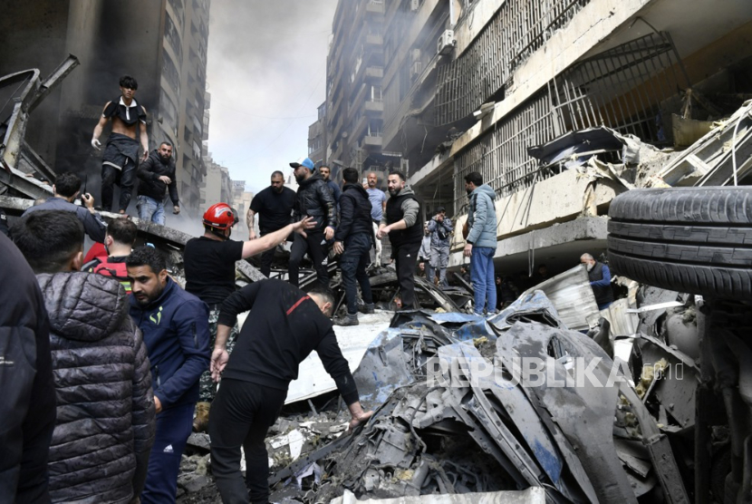 Orang-orang berkumpul di lokasi serangan udara Israel di lingkungan Corniche el-Mazraa di Beirut, Lebanon 08 April 2026.