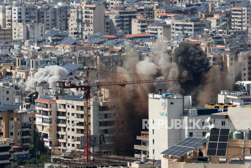 Asap mengepul setelah serangan udara Israel menargetkan pinggiran selatan Beirut, Dahiyeh, Lebanon 8 April 2026.