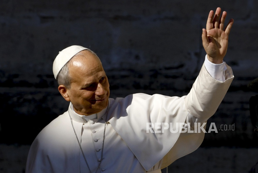 Paus Leo XIV melambaikan tangan saat ia tiba untuk memimpin audiensi umum mingguan di Lapangan Santo Petrus, Kota Vatikan, 8 April 2026. 