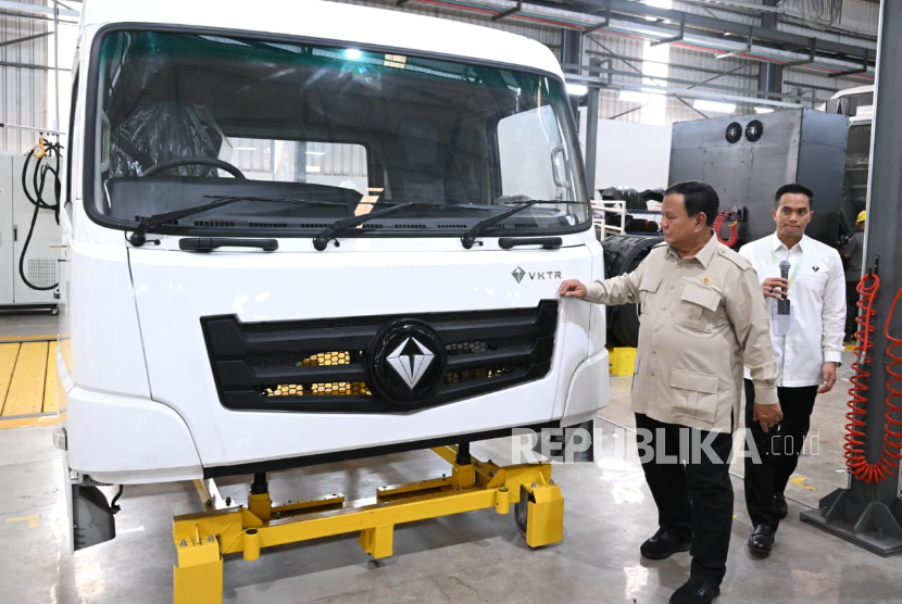 Presiden Prabowo Subianto meninjau kendaraan listrik yang dirakit di pabrik PT VKTR Teknologi Mobilitas, Tbk di Magelang, Jawa Tengah, Kamis (9/4/2026).