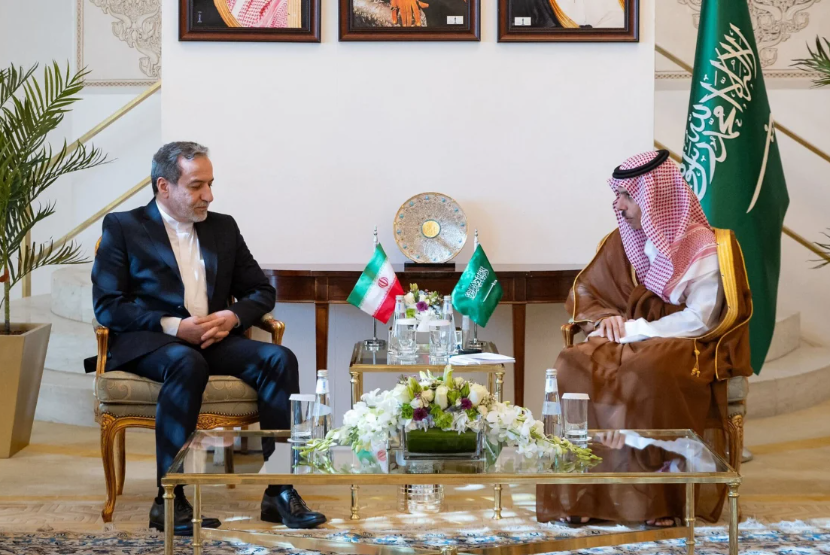 Menteri Luar Negeri Saudi Pangeran Faisal bin Farhan (kanan) bertemu dengan Menteri Luar Negeri Iran Abbas Araghchi di Riyadh, pada 9 Oktober 2024.