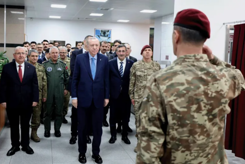 Foto tentara Turki memberi hormat pada Presiden Recep Tayyip Erdo?an di Markas Kementerian Pertahanan Turki.