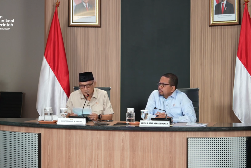 Menteri Haji dan Umrah Mochamad Irfan Yusuf (kiri), dalam Konferensi Pers Pemerintah: Update PHTC dan Persiapan Penyelenggaraan Ibadah Haji 2026, di Kantor Staf Kepresidenan, Jakarta, Rabu (15/4/2026).