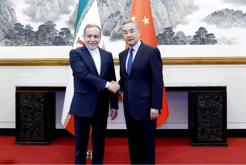Menlu Iran Abbas Araqchi dan Menlu China Wang Yi
