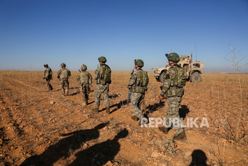 Tentara AS dan Turki melakukan patroli gabungan gabungan yang pertama di luar Manbij, 1 November 2018. 
