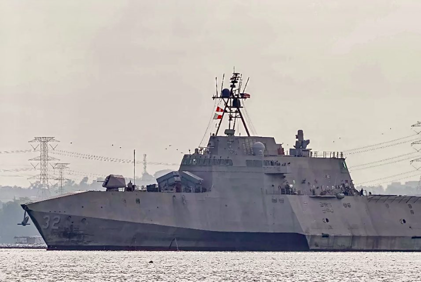 Kapal penyapu ranjau USS Santa Barbara (LCS 32) yang membersamai USS Tulsa (LCS 16) tiba di Singapura  sebelum bertolak ke Selat Hormuz pada 18 Maret 2026.