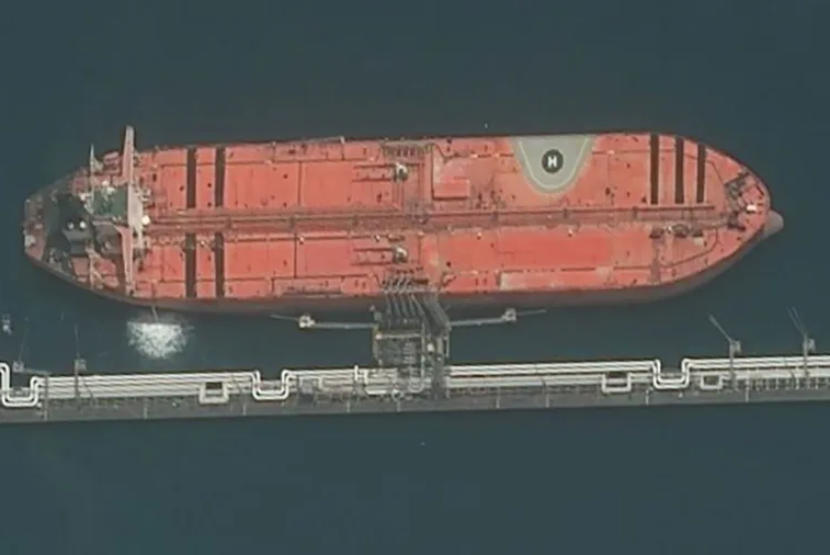 Kapal tanker MT Tifani yang dicegat marinir AS terlihat berlabuh di terminal Pulau Kharg Iran pada 6 April 2026.