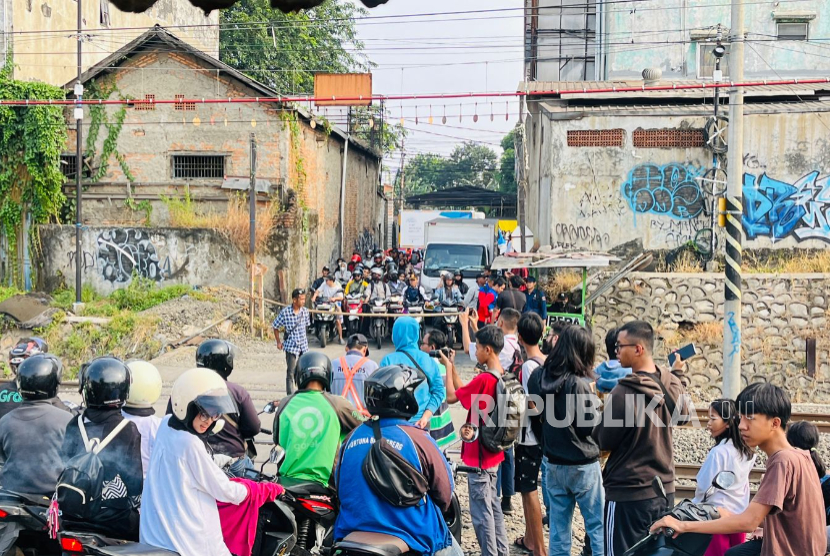 Kondisi perlintasan sebidang di di Jalan Ampera, Bekasi Timur, Selasa (26/4/2026). Insiden tertempernya taksi oleh KRL comuterline di lokasi itu jadi awal kecelakaan maut di Stasiun Bekasi Timur.